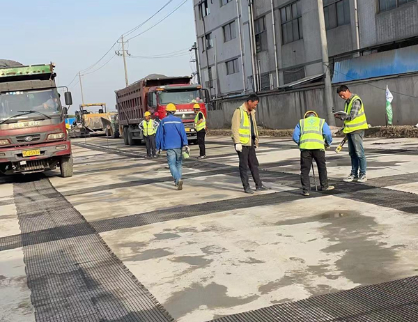 信阳老材料的新故事：玻璃纤维土工格栅如何在‘白改黑’浪潮中重获新生？